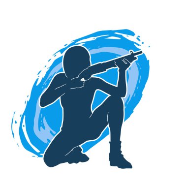 Seksi, zayıf bir kadın savaşçının silueti. Poz verirken pompalı tüfek taşıyor..