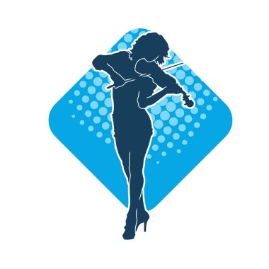 Keman teli çalan bir kadın müzisyenin silüeti..