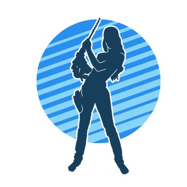 Matkap aletleri taşıyan inşaat işçisi kostümlü bir kadın silueti. İnşaat işçisi kadın silueti elektrikli matkapla poz veriyor.. 