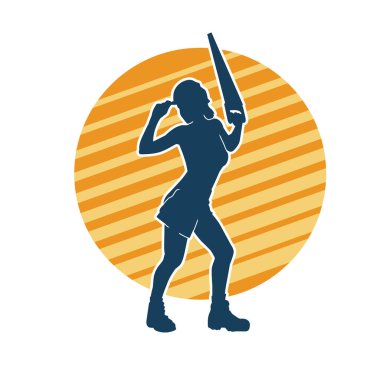 Demir testeresi taşıyan, işçi kostümlü zayıf bir kadının silueti. Kadın marangoz silueti, elinde testereyle poz vermiş..