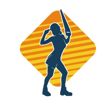 Demir testeresi taşıyan, işçi kostümlü zayıf bir kadının silueti. Kadın marangoz silueti, elinde testereyle poz vermiş..