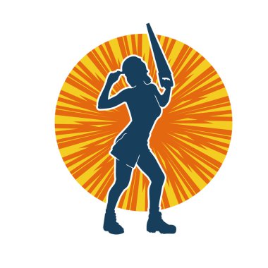 Demir testeresi taşıyan, işçi kostümlü zayıf bir kadının silueti. Kadın marangoz silueti, elinde testereyle poz vermiş..