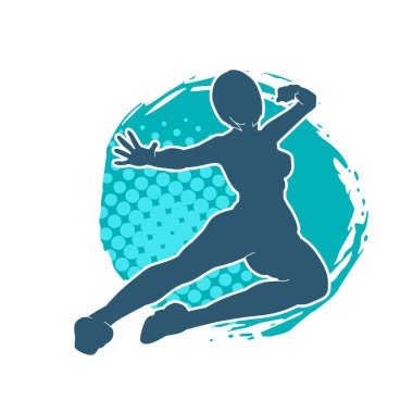 Dövüş sanatları tekmesi atan bir kadının silueti. Sportif bir kadının silueti tekme hareketi yapıyor..