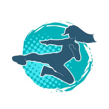 Dövüş sanatları tekmesi atan bir kadının silueti. Sportif bir kadının silueti tekme hareketi yapıyor..