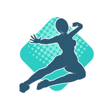 Dövüş sanatları tekmesi atan bir kadının silueti. Sportif bir kadının silueti tekme hareketi yapıyor..