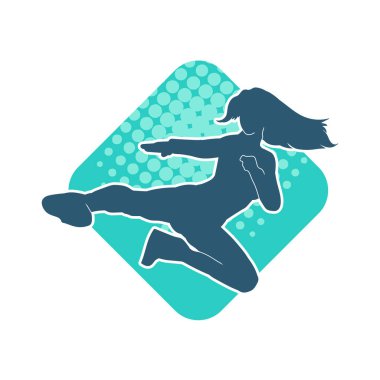 Dövüş sanatları tekmesi atan bir kadının silueti. Sportif bir kadının silueti tekme hareketi yapıyor..