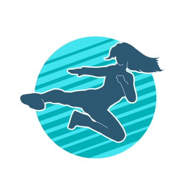 Dövüş sanatları tekmesi atan bir kadının silueti. Sportif bir kadının silueti tekme hareketi yapıyor..