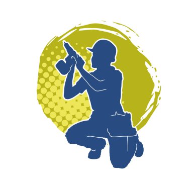 Makineli elektrikli matkap taşıyan kadın bir inşaat işçisinin silueti. Elektrikli matkap tutan bir kadın inşaatçının silueti..