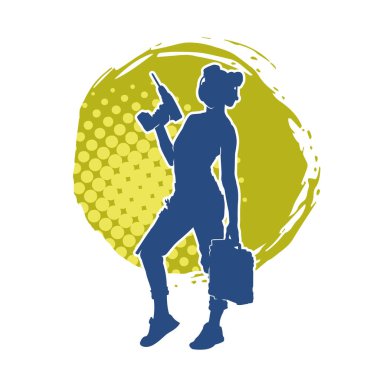 Makineli elektrikli matkap taşıyan kadın bir inşaat işçisinin silueti. Elektrikli matkap tutan bir kadın inşaatçının silueti..