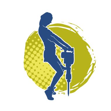 Makineli elektrikli matkap taşıyan kadın bir inşaat işçisinin silueti. Elektrikli matkap tutan bir kadın inşaatçının silueti..