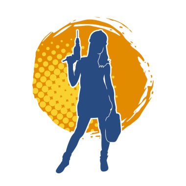 Makineli elektrikli matkap taşıyan kadın bir inşaat işçisinin silueti. Elektrikli matkap tutan bir kadın inşaatçının silueti..