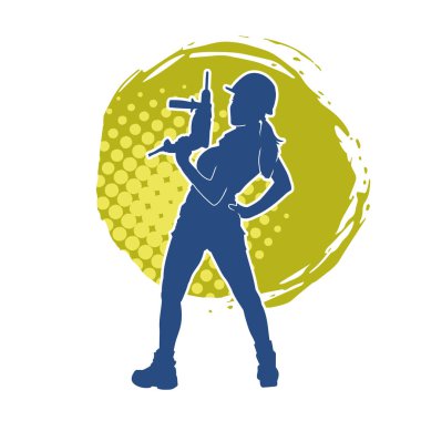 Makineli elektrikli matkap taşıyan kadın bir inşaat işçisinin silueti. Elektrikli matkap tutan bir kadın inşaatçının silueti..