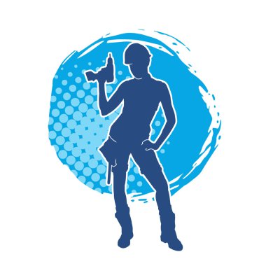 Makineli elektrikli matkap taşıyan kadın bir inşaat işçisinin silueti. Elektrikli matkap tutan bir kadın inşaatçının silueti..