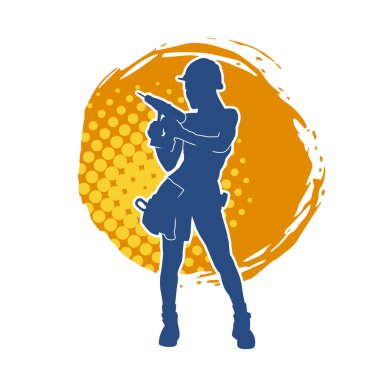 Makineli elektrikli matkap taşıyan kadın bir inşaat işçisinin silueti. Elektrikli matkap tutan bir kadın inşaatçının silueti..