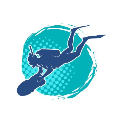 Sualtı meşalesi taşıyan ya da suyun altında yüzerken dalış yapan bir kadın dalgıç silueti.