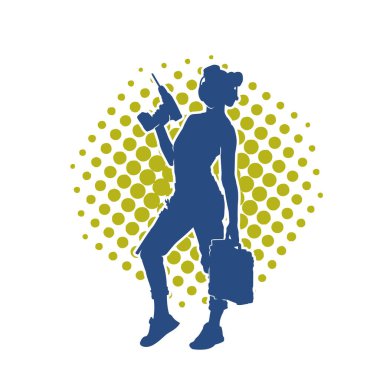 Makineli elektrikli matkap taşıyan kadın bir inşaat işçisinin silueti. Elektrikli matkap tutan bir kadın inşaatçının silueti..