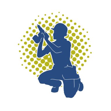 Makineli elektrikli matkap taşıyan kadın bir inşaat işçisinin silueti. Elektrikli matkap tutan bir kadın inşaatçının silueti..