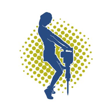 Makineli elektrikli matkap taşıyan kadın bir inşaat işçisinin silueti. Elektrikli matkap tutan bir kadın inşaatçının silueti..