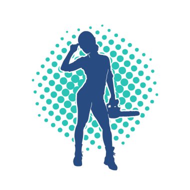 Elektrikli testereli seksi bir kadın işçinin silüeti. Elinde testere tutan bir oduncu gibi giyinmiş seksi kadın duruşu silueti..