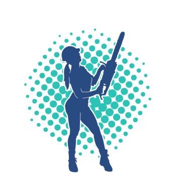 Elektrikli testereli seksi bir kadın işçinin silüeti. Elinde testere tutan bir oduncu gibi giyinmiş seksi kadın duruşu silueti..