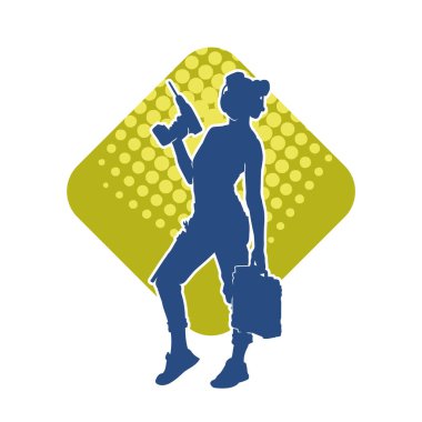 Makineli elektrikli matkap taşıyan kadın bir inşaat işçisinin silueti. Elektrikli matkap tutan bir kadın inşaatçının silueti..