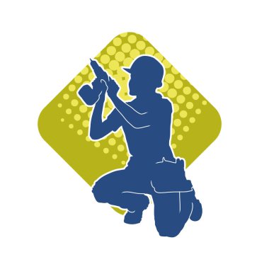 Makineli elektrikli matkap taşıyan kadın bir inşaat işçisinin silueti. Elektrikli matkap tutan bir kadın inşaatçının silueti..