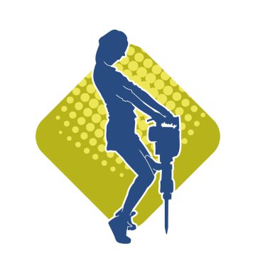 Makineli elektrikli matkap taşıyan kadın bir inşaat işçisinin silueti. Elektrikli matkap tutan bir kadın inşaatçının silueti..