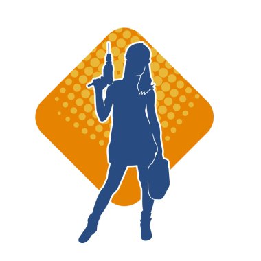 Makineli elektrikli matkap taşıyan kadın bir inşaat işçisinin silueti. Elektrikli matkap tutan bir kadın inşaatçının silueti..