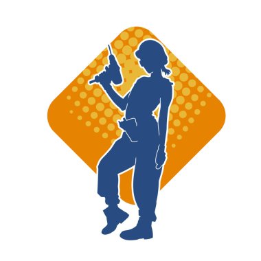 Makineli elektrikli matkap taşıyan kadın bir inşaat işçisinin silueti. Elektrikli matkap tutan bir kadın inşaatçının silueti..