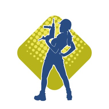 Makineli elektrikli matkap taşıyan kadın bir inşaat işçisinin silueti. Elektrikli matkap tutan bir kadın inşaatçının silueti..