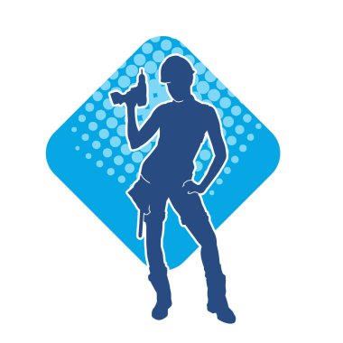 Makineli elektrikli matkap taşıyan kadın bir inşaat işçisinin silueti. Elektrikli matkap tutan bir kadın inşaatçının silueti..