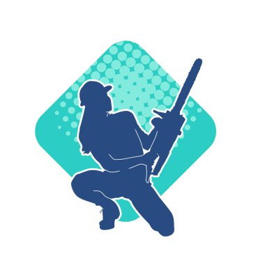 Elektrikli testereli seksi bir kadın işçinin silüeti. Elinde testere tutan bir oduncu gibi giyinmiş seksi kadın duruşu silueti..