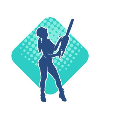 Elektrikli testereli seksi bir kadın işçinin silüeti. Elinde testere tutan bir oduncu gibi giyinmiş seksi kadın duruşu silueti..