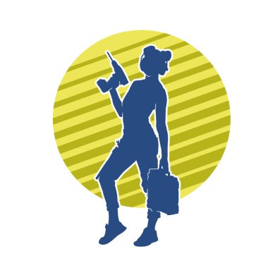 Makineli elektrikli matkap taşıyan kadın bir inşaat işçisinin silueti. Elektrikli matkap tutan bir kadın inşaatçının silueti..