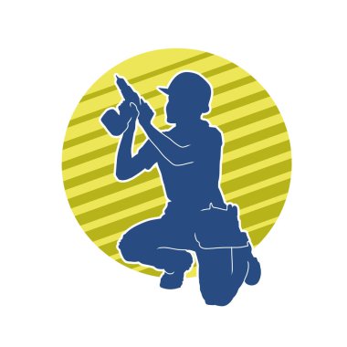 Makineli elektrikli matkap taşıyan kadın bir inşaat işçisinin silueti. Elektrikli matkap tutan bir kadın inşaatçının silueti..