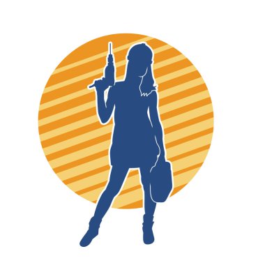 Makineli elektrikli matkap taşıyan kadın bir inşaat işçisinin silueti. Elektrikli matkap tutan bir kadın inşaatçının silueti..