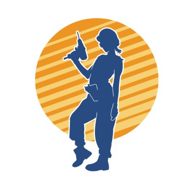 Makineli elektrikli matkap taşıyan kadın bir inşaat işçisinin silueti. Elektrikli matkap tutan bir kadın inşaatçının silueti..