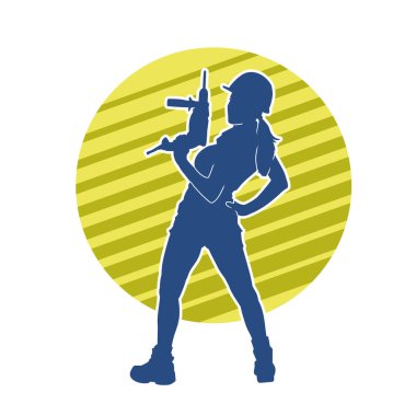 Makineli elektrikli matkap taşıyan kadın bir inşaat işçisinin silueti. Elektrikli matkap tutan bir kadın inşaatçının silueti..