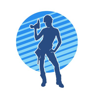 Makineli elektrikli matkap taşıyan kadın bir inşaat işçisinin silueti. Elektrikli matkap tutan bir kadın inşaatçının silueti..