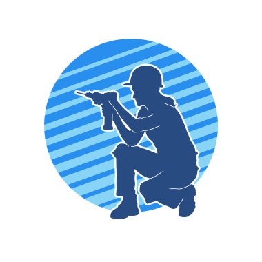 Makineli elektrikli matkap taşıyan kadın bir inşaat işçisinin silueti. Elektrikli matkap tutan bir kadın inşaatçının silueti..