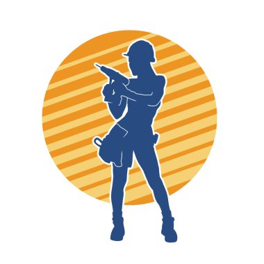 Makineli elektrikli matkap taşıyan kadın bir inşaat işçisinin silueti. Elektrikli matkap tutan bir kadın inşaatçının silueti..