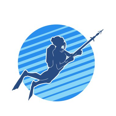 Bir kadın dalgıcın silueti su altı ya da su altı zıpkını silahı taşırken 