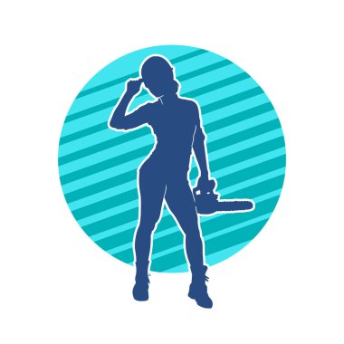 Elektrikli testereli seksi bir kadın işçinin silüeti. Elinde testere tutan bir oduncu gibi giyinmiş seksi kadın duruşu silueti..