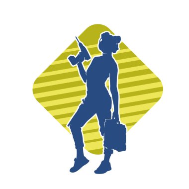 Makineli elektrikli matkap taşıyan kadın bir inşaat işçisinin silueti. Elektrikli matkap tutan bir kadın inşaatçının silueti..