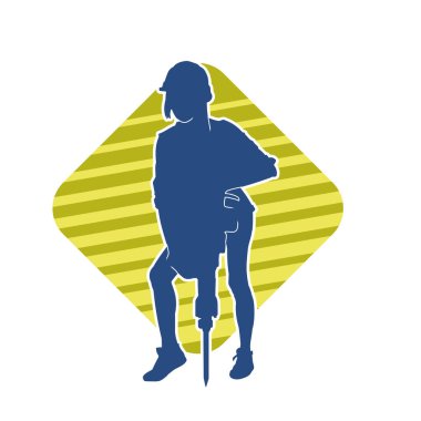 Makineli elektrikli matkap taşıyan kadın bir inşaat işçisinin silueti. Elektrikli matkap tutan bir kadın inşaatçının silueti..