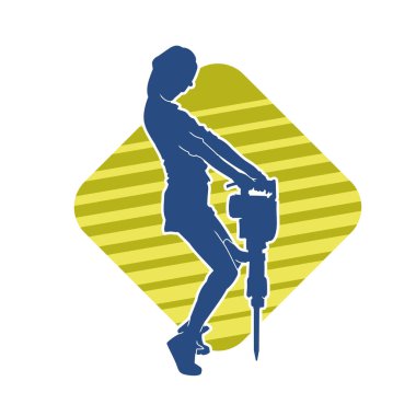 Makineli elektrikli matkap taşıyan kadın bir inşaat işçisinin silueti. Elektrikli matkap tutan bir kadın inşaatçının silueti..