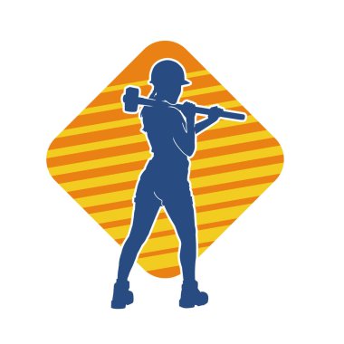 Açık havada çalışan bir modelin silueti balyoz teçhizatıyla poz veriyor.