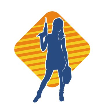 Makineli elektrikli matkap taşıyan kadın bir inşaat işçisinin silueti. Elektrikli matkap tutan bir kadın inşaatçının silueti..