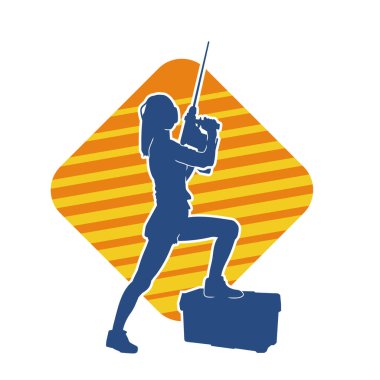 Makineli elektrikli matkap taşıyan kadın bir inşaat işçisinin silueti. Elektrikli matkap tutan bir kadın inşaatçının silueti..