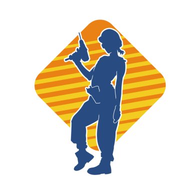 Makineli elektrikli matkap taşıyan kadın bir inşaat işçisinin silueti. Elektrikli matkap tutan bir kadın inşaatçının silueti..